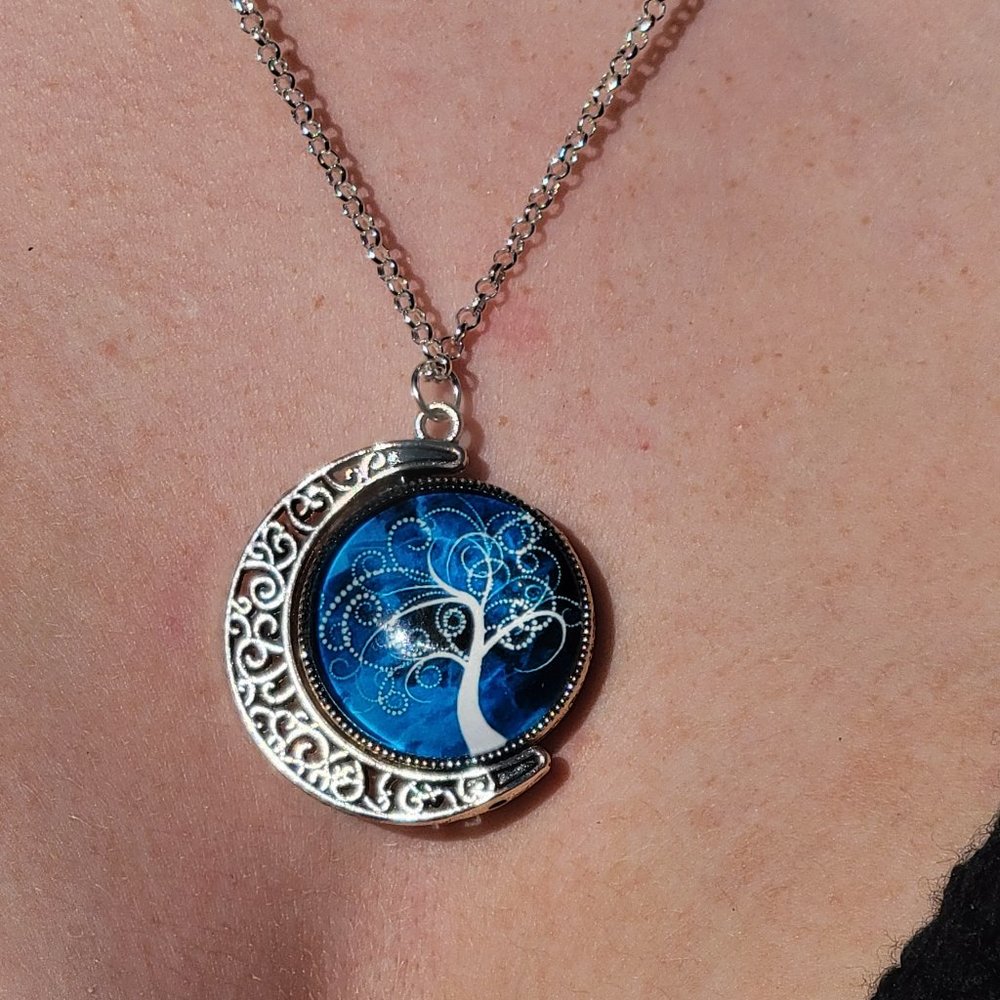 Whispery blue dream Fidget spinner necklace